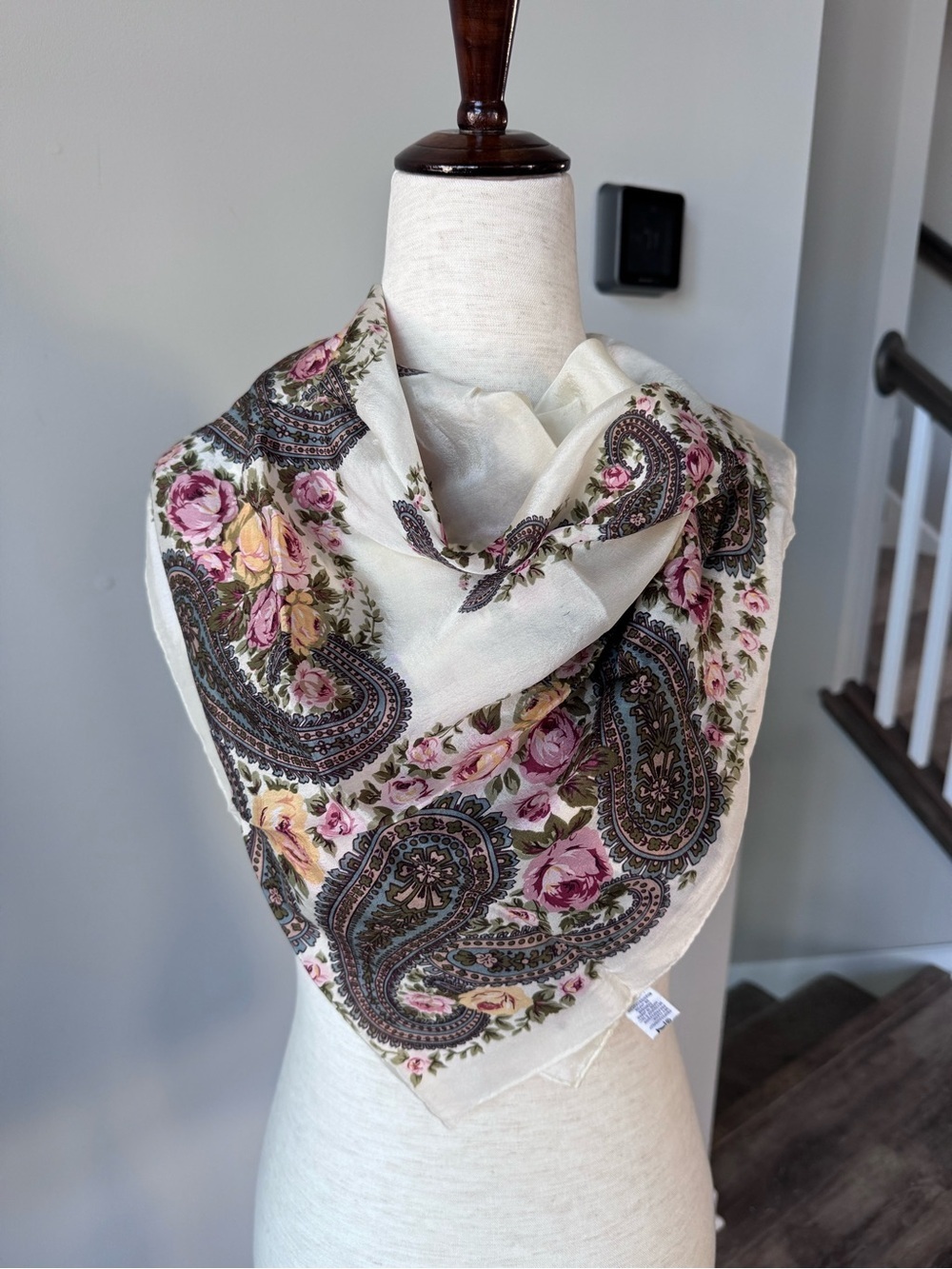 Vintage! Club 7 Echo 100% Silk Floral Paisley Cream Scarf with Pink Rose Accents - Picture 7 of 7